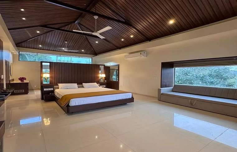 Aranyagiri-Luxury-Room2.webp