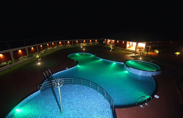 D-Cloud-Pool-Night-View2.webp